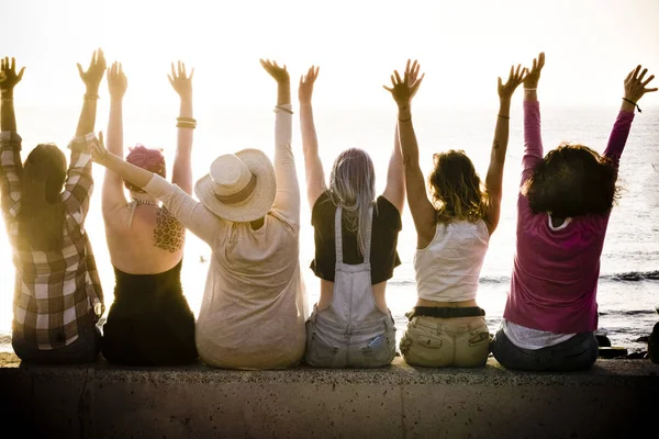 Achteraanzicht Van Groep Vrouwen Kaukasische Vrienden Genieten Bij Zonsondergang Met — Stockfoto