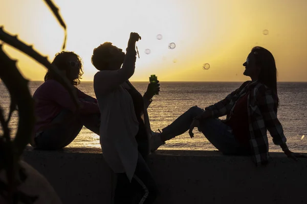 Amicizia Donne Durante Tramonto Emozione Sentimento Con Colori Dorati Tre — Foto Stock