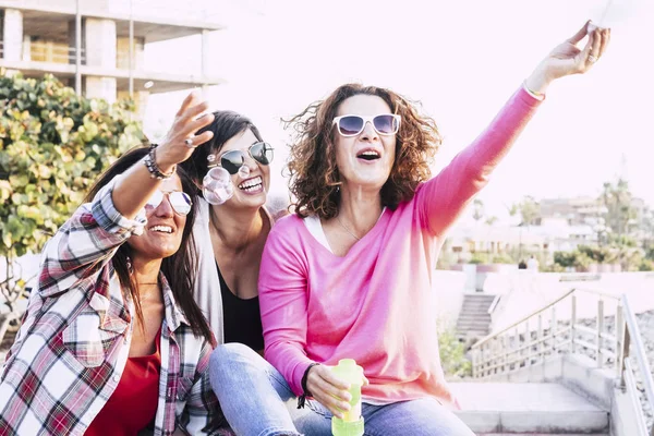 Tre Giovani Donne Che Divertono Giocare All Aperto Con Sapone — Foto Stock