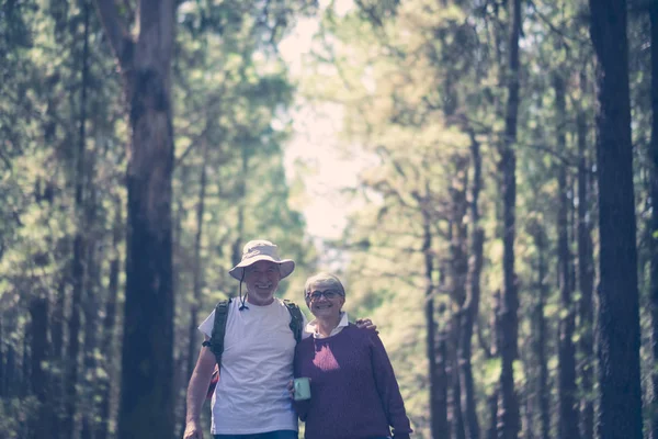 Casal Sênior Curtindo Viajar Com Mochila Floresta — Fotografia de Stock