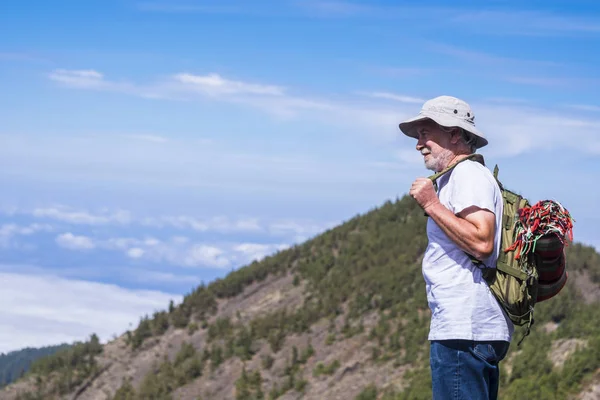 孤独的年长者徒步旅行者 背着背包站在那里 凝视着高山上美丽的风景 — 图库照片