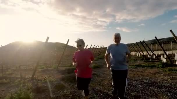 Een Paar Volwassen Ouderen Die Ochtends Samen Rennen — Stockvideo