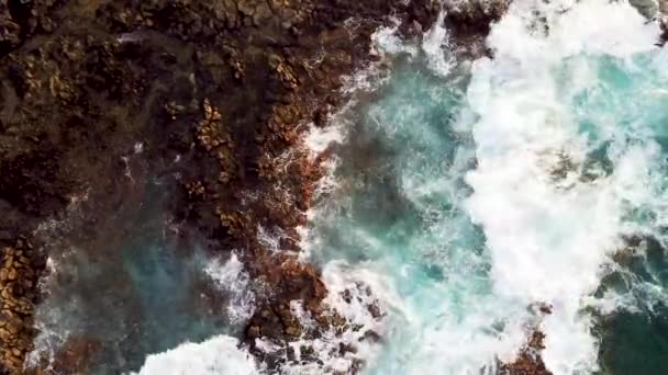 Fırtınalı Okyanus Dalgaları Kıyıda Gündüz Yakınındaki Üstten Görünüm — Stok video