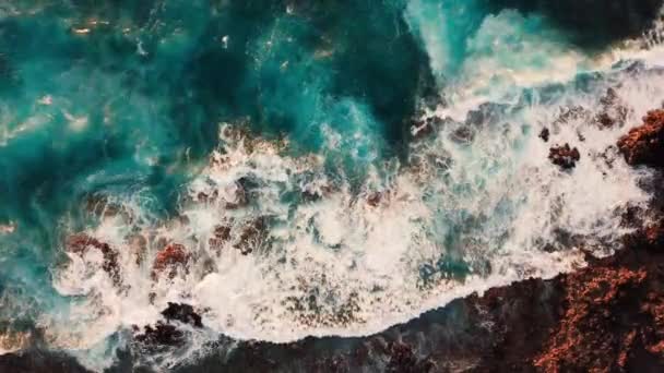 Top View Θυελλώδη Των Κυμάτων Του Ωκεανού Κοντά Στην Ακτή — Αρχείο Βίντεο