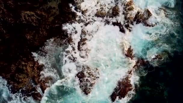 Воздушный Вид Бурных Океанских Волн Вблизи Берега — стоковое видео