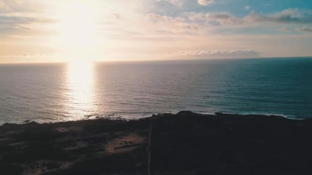 夕日を背景に静かな海と海岸線の表示 — ストック動画