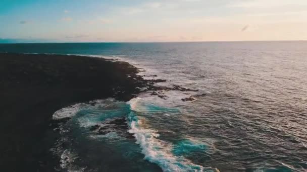 Vista Costa Con Océano Tranquilo Fondo Puesta Del Sol — Vídeo de stock