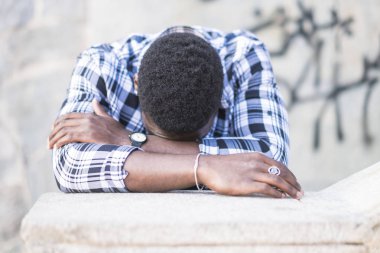 Siyah Afrika umutsuz ile silah üzerinde baş aşağı ve ağlayan adam 