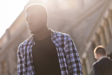 Sakal ve bıyık güzel Afrikalı genç adam portresi