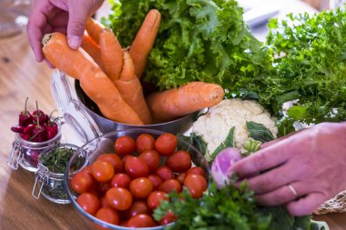 Masadaki karışık sebzeleri pişirmeye hazır hale getir.