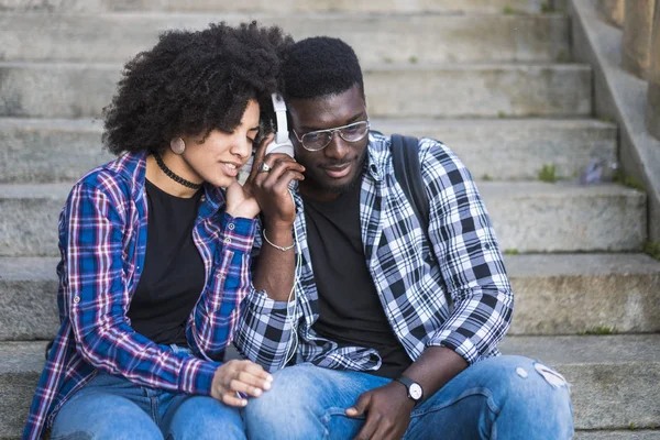 Jovem Casal Desfrutando Música Segurando Smartphone Moderno — Fotografia de Stock