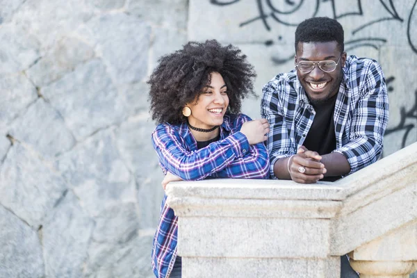 Jonge Multi Ethische Paar Tijd Samen Doorbrengen Buiten — Stockfoto