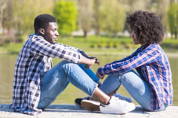 Jovem Casal Multi Ético Passar Tempo Juntos Livre — Fotografia de Stock