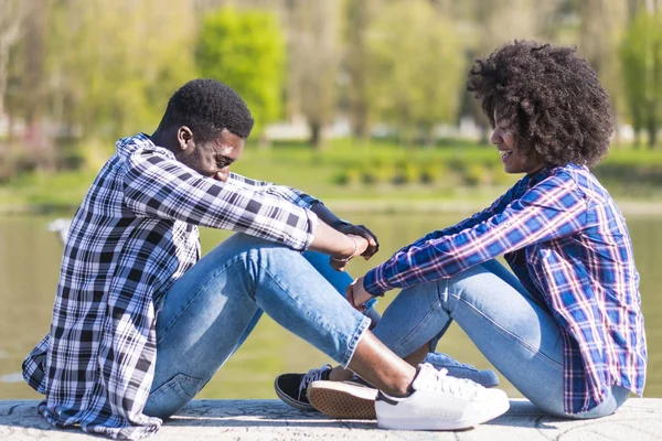 Jovem Casal Multi Ético Passar Tempo Juntos Livre — Fotografia de Stock