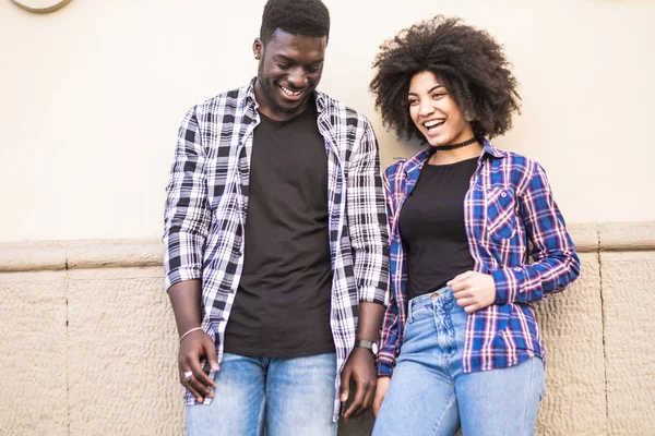 Jovem Casal Multi Ético Passar Tempo Juntos Livre — Fotografia de Stock