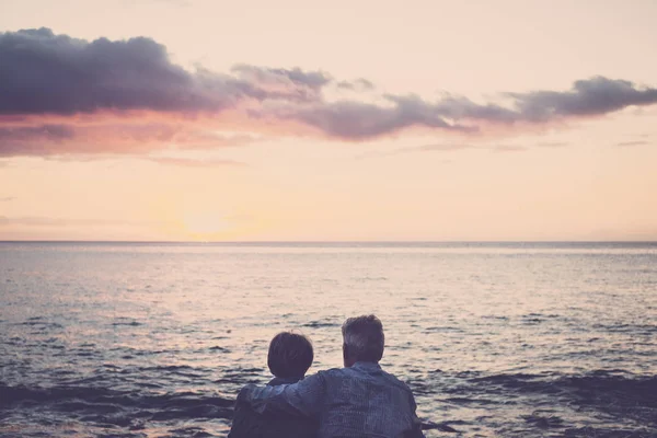 Elderly Couple Sitting Hugging Each Other Looking Sea Sunset Relaxing — Stock Photo, Image