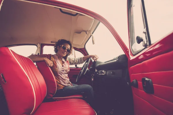 Mujer Mediana Edad Conductor Posando Dentro Rojo Legendario Coche Vintage — Foto de Stock