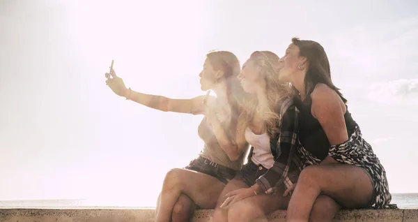 Ομάδα Νεαρών Κοριτσιών Που Παίρνουν Selfie Φωτογραφία Έξυπνο Τηλέφωνο Στις — Φωτογραφία Αρχείου