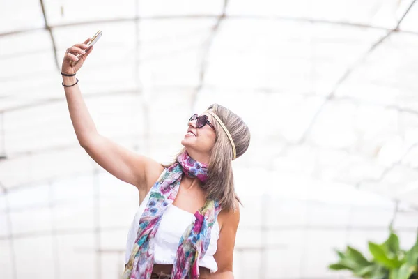 Καυκάσια Γυναίκα Τραβήξτε Μια Φωτογραφία Selfie Εθισμένη Στα Μέσα Κοινωνικής — Φωτογραφία Αρχείου