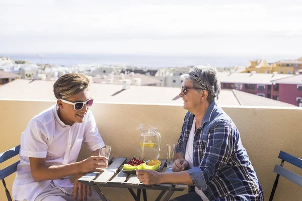 Actividades Ocio Terraza Azotea Desayunando Con Sonrisas Felicidad Para Abuela —  Fotos de Stock