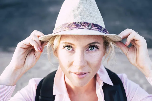 Mulher Jovem Meia Idade Bonita Com Olhos Verdes Azuis Olhando — Fotografia de Stock