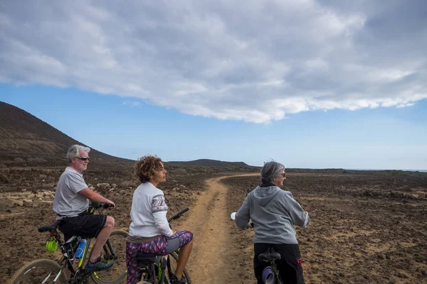 Grupo Amigos Montando Bicicletas Montaña Juntos Desierto — Foto de Stock