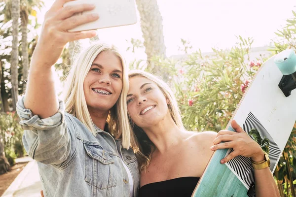 Ευτυχισμένο Ζευγάρι Νεαρών Ελκυστικών Κοριτσιών Που Βγάζουν Selfie Φωτογραφία Μοντέρνο — Φωτογραφία Αρχείου