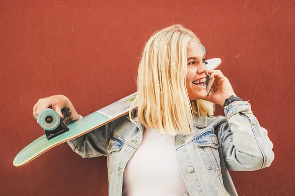 Alegre Feliz Joven Rubia Hablando Con Teléfono Tomando Monopatín Hombro —  Fotos de Stock