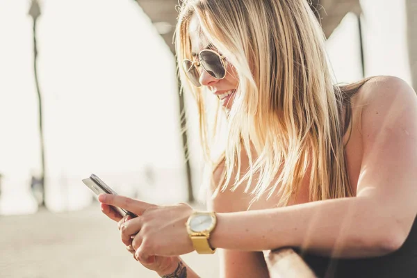 Blonde Beautiful Young Girl Using Cellular Phone Outdoor Sunny Day — Stock Photo, Image