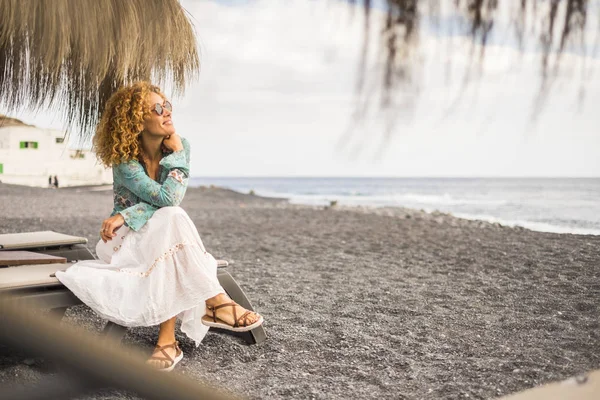 Krullend Blonde Vrouw Genieten Van Strand Overdag — Stockfoto