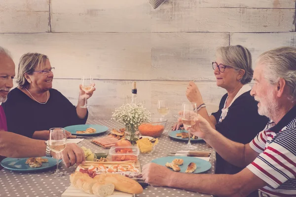 Grupo Amigos Adultos Jubilados Disfrutan Actividad Ocio Interior Ancianos Cenando —  Fotos de Stock