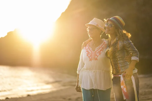 Madre Hija Amigos Gente Playa Abrazando Divertiéndose Sonriendo Con Sol — Foto de Stock