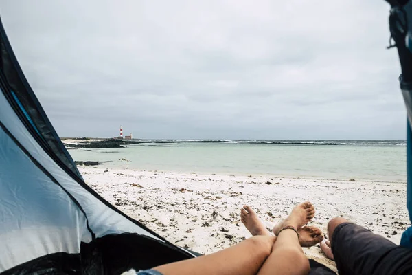 Pár Élvezi Nyaralás Ingyenes Kemping Strand Óceán Lábakkal Sátor — Stock Fotó