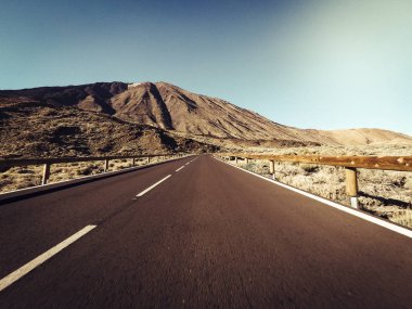 Uzun yol yol dağlar güneşli gün