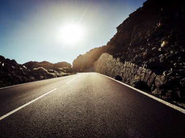 Uzun yol yol dağlar gün batımı arka plan üzerinde