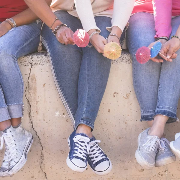 Lähikuva Tunnistamaton Ryhmä Naisten Jalat Nuorten Lenkkarit Kengät Pieni Cocktail — kuvapankkivalokuva