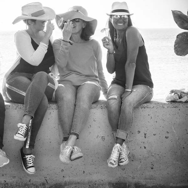Черно Белое Летнее Концептуальное Изображение Тремя Молодыми Женщинами Среднего Возраста — стоковое фото