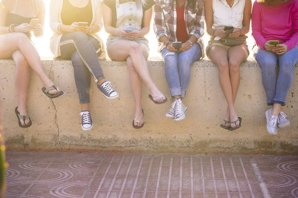 Gruppo Giovani Donne Amicizia Insieme Utilizzando Tecnologia Del Telefono Cellulare — Foto Stock