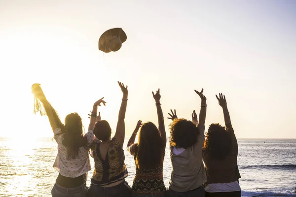 Verão Felicidade Para Viagens Conceito Amizade Com Grupo Meninas Felizes — Fotografia de Stock