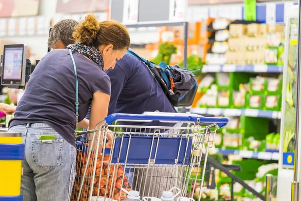 Aikuinen Pari Ostaa Ruokaa Supermarketista — kuvapankkivalokuva