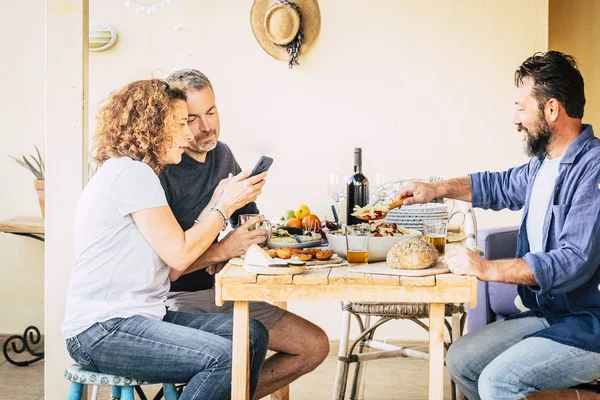 Три Взрослых Друга Среднего Возраста Обедают Вместе Ресторане Сельской Местности — стоковое фото