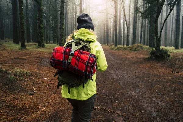 Frau Läuft Tagsüber Wald Mit Hohen Bäumen — Stockfoto