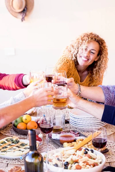 Vän Hemma Eller Restaurang Njuter Och Firar Tillsammans Klinkande Och — Stockfoto