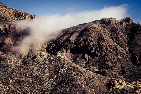 Topo Montanhas Rochosas Com Nuvens Movidas Pelo Vento — Fotografia de Stock