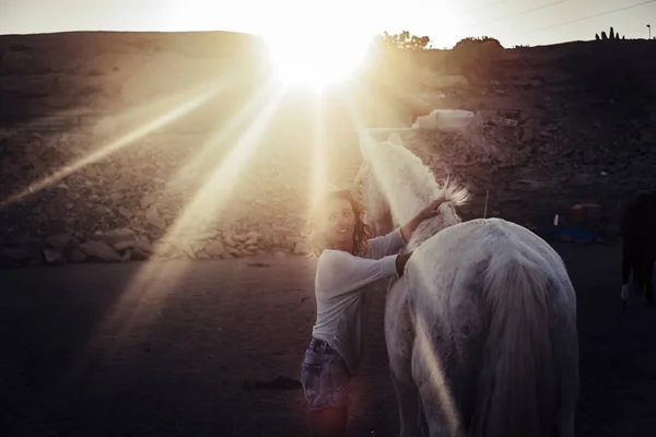 Молодая Красивая Девушка Всадник Подготовить Белую Лошадь Активного Отдыха Открытом — стоковое фото