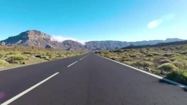 Seyahat ve sürüş konsepti - uzun yol asfaltı araba burun zemininden bakıldığında altında ve hızlı hareket eden - manzaralı çöl çölü tarzı ve arka plan 
