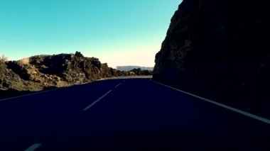 Seyahat ve sürüş konsepti - uzun yol asfaltı araba burun zemininden bakıldığında altında ve hızlı hareket eden - manzaralı çöl çölü tarzı ve arka plan 