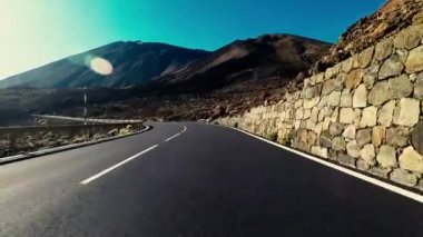 Seyahat ve sürüş konsepti - uzun yol asfaltı araba burun zemininden bakıldığında altında ve hızlı hareket eden - manzaralı çöl çölü tarzı ve arka plan 