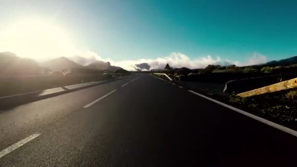 Concepto Viaje Conducción Asfalto Largo Camino Visto Desde Nariz Del — Vídeo de stock