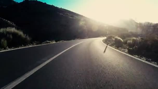 Coche Por Carretera Camino Montaña Sobre Fondo Del Sol — Vídeo de stock